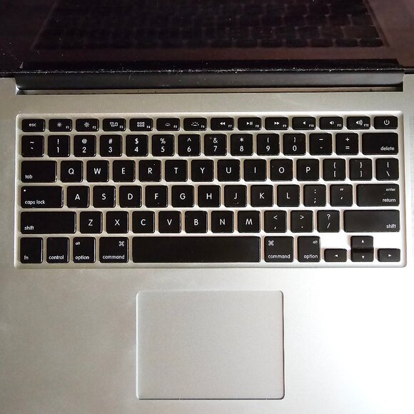 Macbook Pro 2015 15.4-in - 2.8 GHz Quad Core Intel i7 - 16 GB RAM - 1TB Storage - Picture 4 of 13